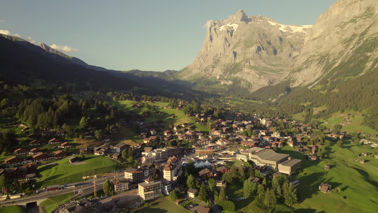 bajando y empujando sobre el centro del pueblo de grindelwald con una impresionante vista del monte wetterhorn en el fondo