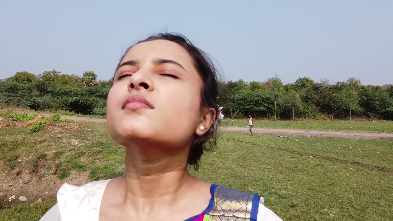 vadatalav 호수, pavagadh의 자연에서 고전적인 bharatnatyam 포즈를 보여주는 bharatnatyam 댄서