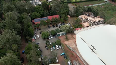 Autos-Geparkt-Vor-Der-Kirche,-Ostafrika