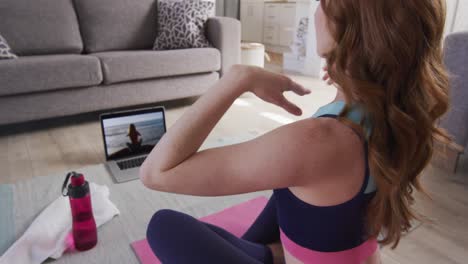 Frau-Praktiziert-Yoga,-Während-Sie-Zu-Hause-In-Den-Laptop-Schaut