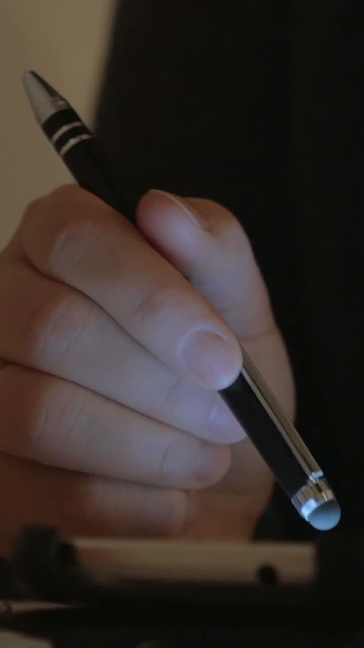Mano che utilizza uno stilo su un dispositivo touchscreen