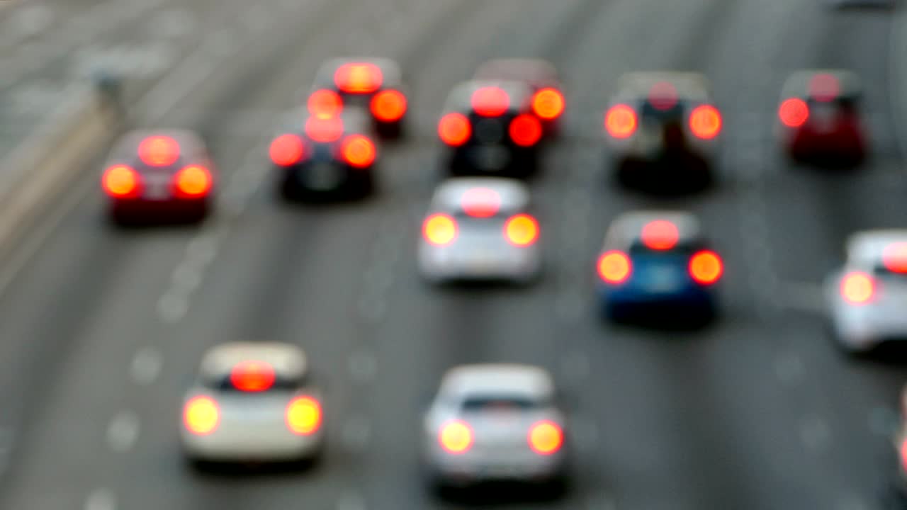 una escena de tráfico urbano muy borrosa.