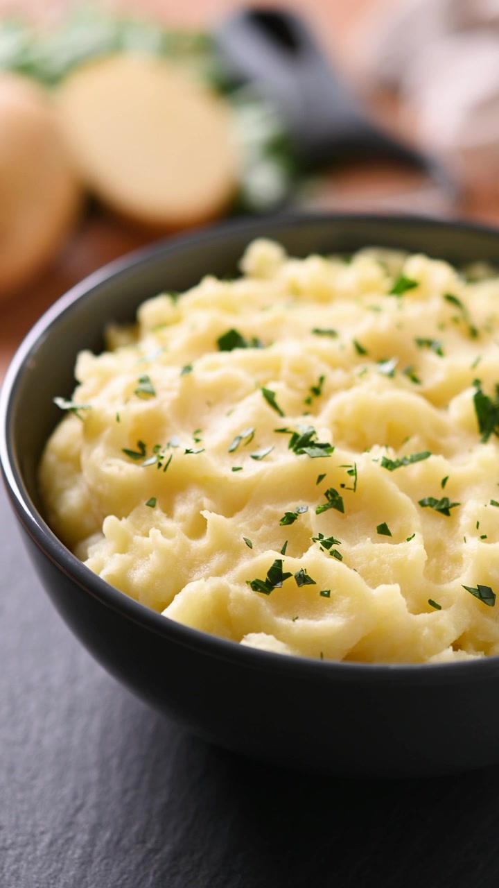 Ciotola di purè di patate cremoso in rotazione