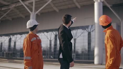 los trabajadores de la construcción y su gerente mostrando pulgares hacia arriba. el constructor, el maestro, el trabajador mostrando pulgares hacia arriba