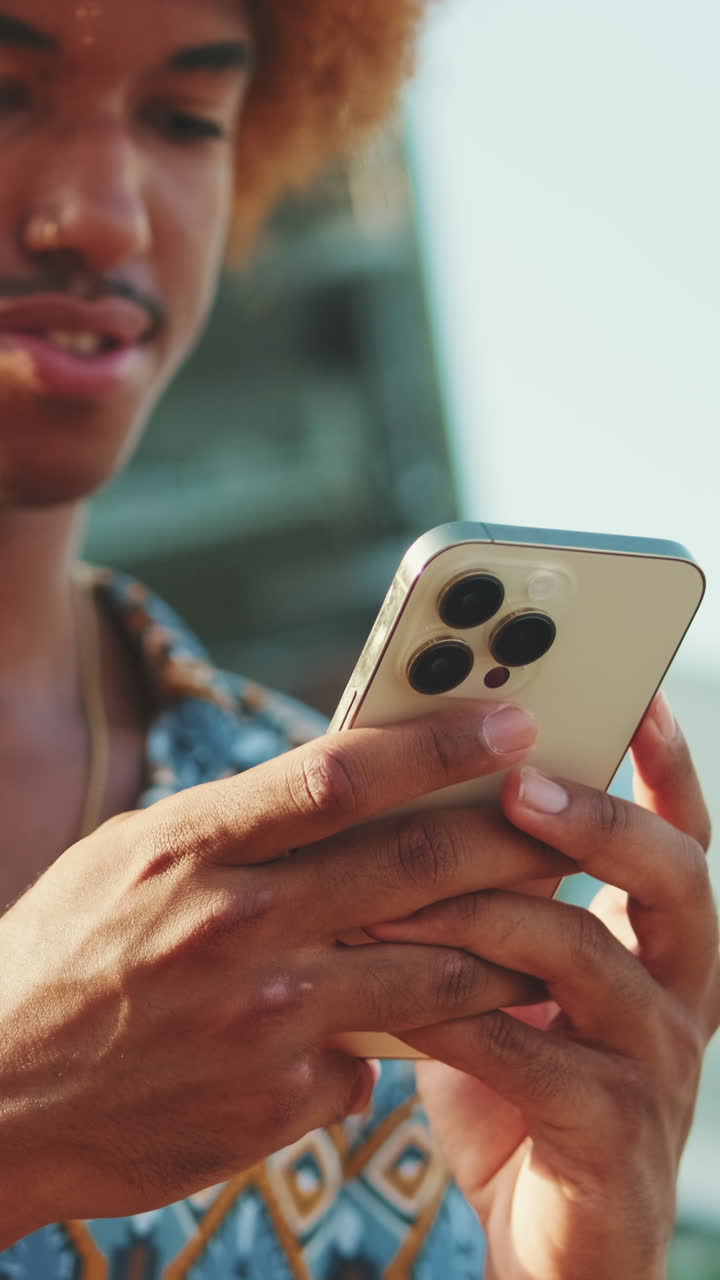 Persona che utilizza un telefono cellulare