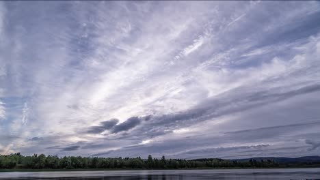 Graue-Wolken,-Die-Von-Starkem-Wind-Zerrissen-Werden,-Fliegen-über-Dem-Namsen-fluss