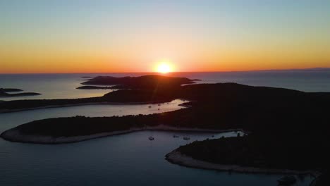 在亞得里亞海的島<unk>背景下夕陽無人機射擊