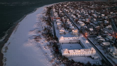 vacaciones de escapada de escape junto al mar de invierno en la nieve