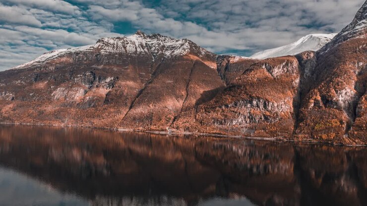 Atemberaubende Aussicht auf die Gebirgskette, die sich über den Hardangerfjord erhebt.