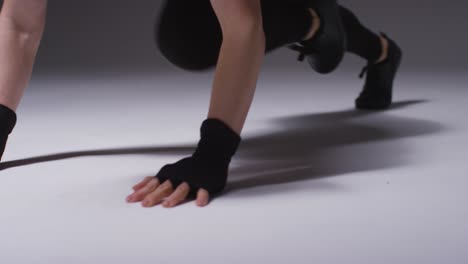 fotografía de estudio de una mujer madura con ropa de gimnasia haciendo ejercicio de escalador de montaña 4