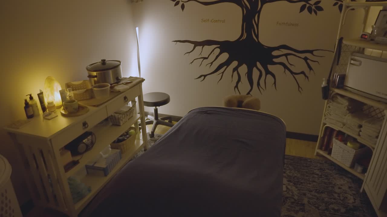 la atmósfera en la sala de masaje, se complementa con un impresionante mural en la pared, elevando la estética general