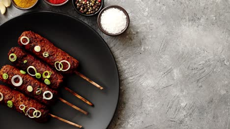 kebab de pavo asado decorado con cebolla fresca