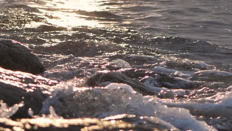 Las-Olas-Del-Mar-Se-Llevan-Las-Piedras-Grandes