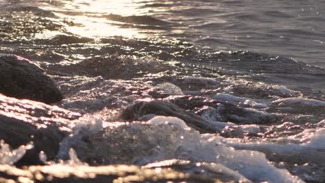las olas del mar se llevan las piedras grandes