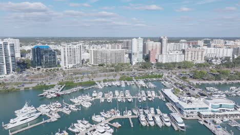 hipnotizante vista orbital del centro de sarasota y la marina desde la distancia