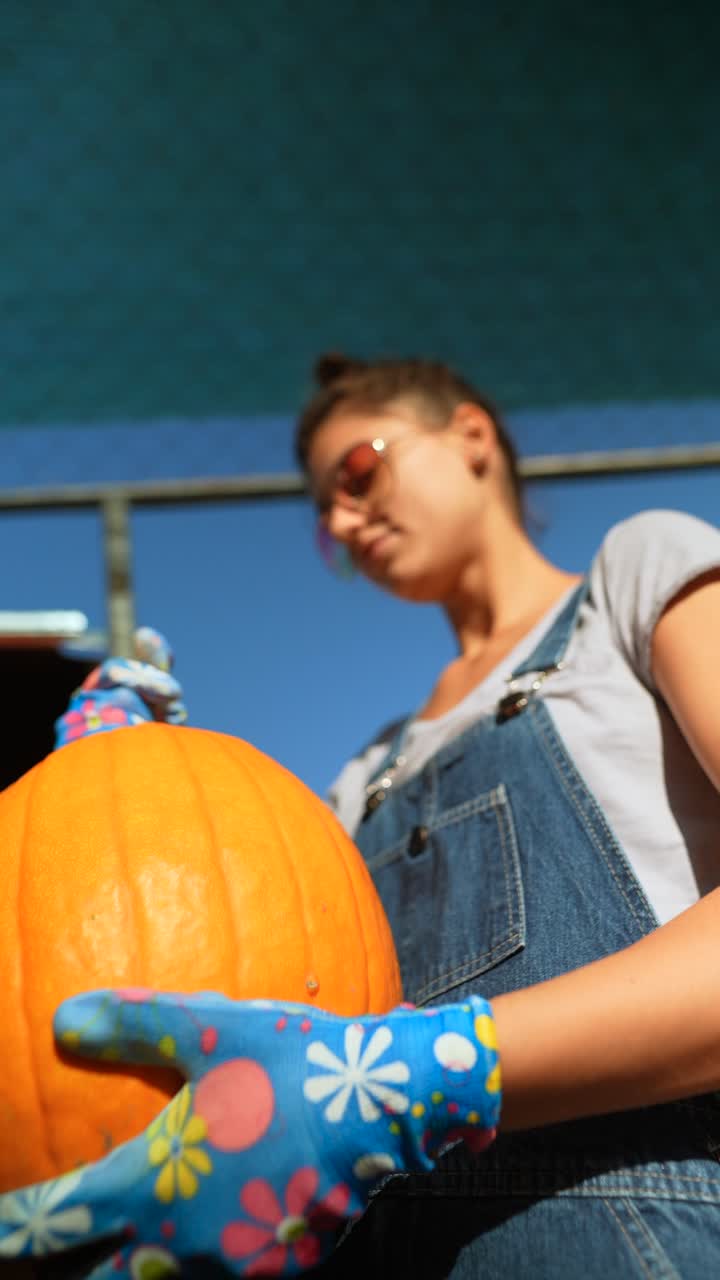 호박 을 수확 하는 여자