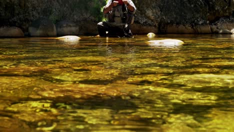 Pescador-Atando-Un-Anzuelo-Al-Hilo-De-Pescar