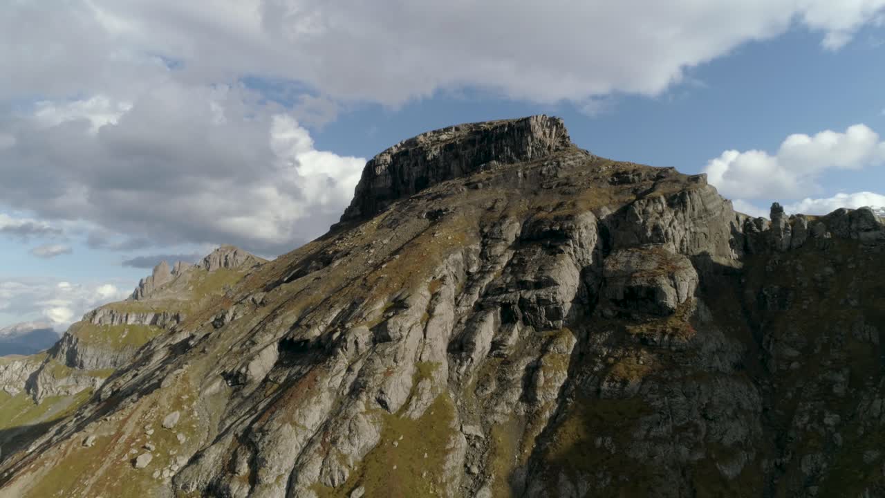 antena en cámara lenta del pico de la montaña en los dolomitas italianos