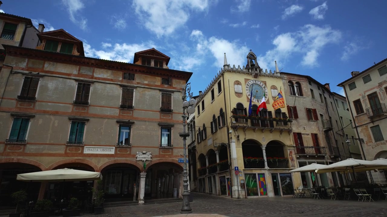 Tarihi bir binanın cephesinden asılı geleneksel İtalyan ve bölgesel bayraklar. Bassano del Grappa.