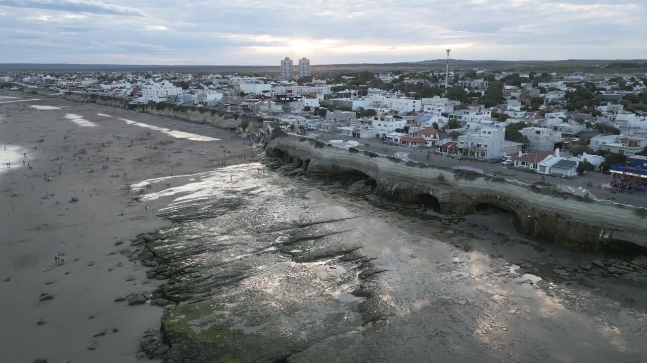 Veduta panoramica aerea delle Grotte sulla Scogliera della Spiaggia di Las Grutas, del Mare e dell'Architettura nella Città Turistica della Patagonia Argentina.