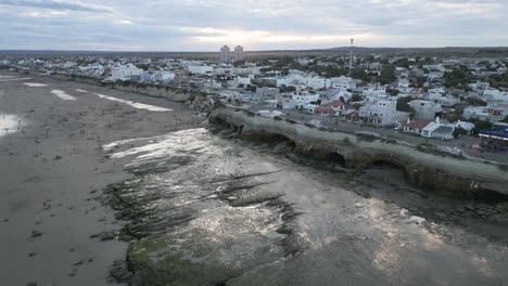 vista panorámica aérea de las cuevas del acantilado de la playa de las grutas, el mar y la arquitectura en la ciudad turística de la patagonia argentina