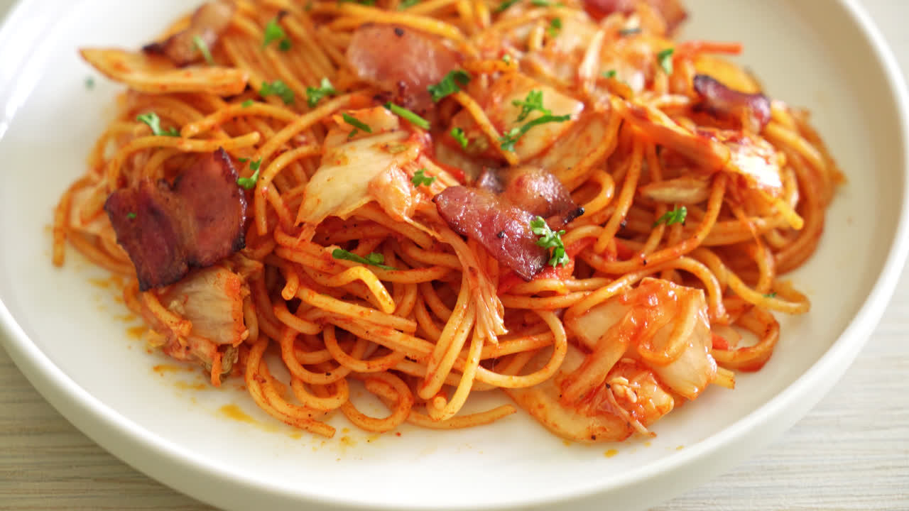 김치와 베이컨을 곁들인 볶음 스파게티 - 퓨전 음식 스타일