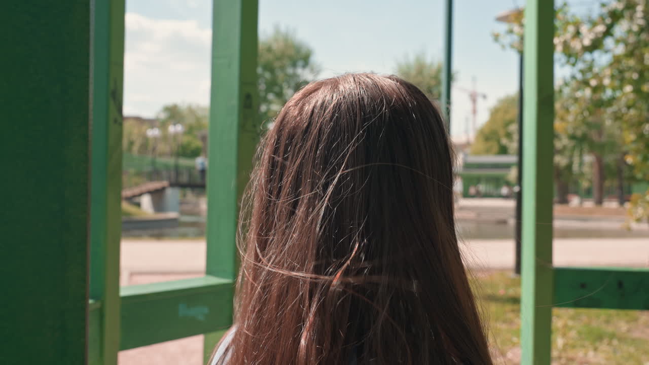 다양한 단어 베리에이션, 다양한 방식으로 유사한 시각적 장면을 표현하는 뚜렷한 단어 선택, 다양한 어휘와 구문을 사용하여 동일한 아이디어를 묘사하는 여러 가지 고유한 표현