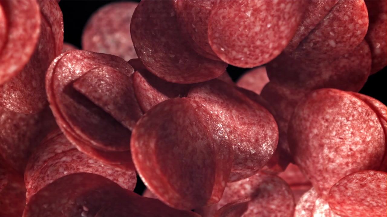Primo piano di fette di pepperoni rossi su sfondo nero