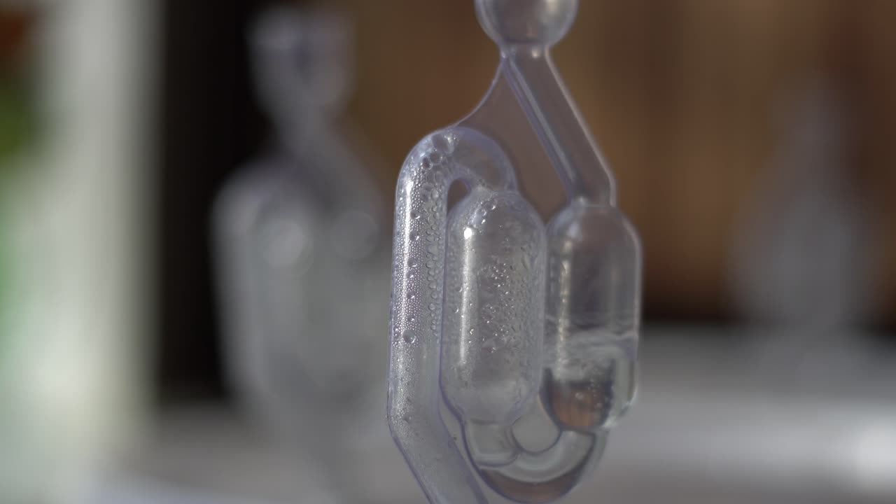 이 이름은 야간에 알코올을 만들어서 최근 몇 년 동안 탐지를 피하는 전통에서 유래되었습니다.