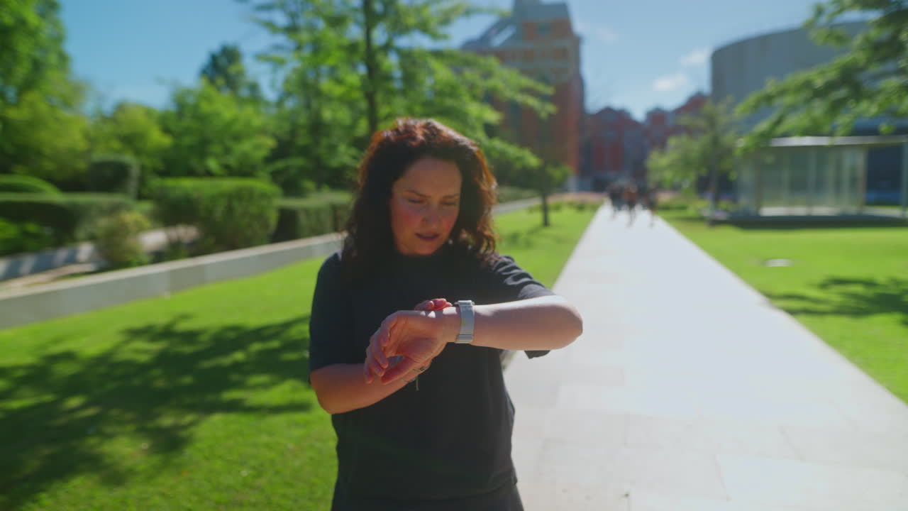 mujer haciendo ejercicio al aire libre en un parque