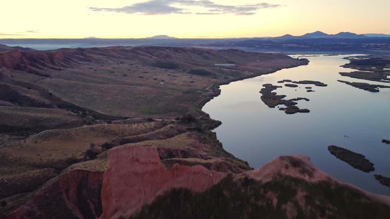 해가 지는 하늘 을 반영 하는 산 과 호수 의 경치 좋은 풍경