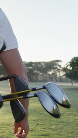 golfista llevando su bolsa de golf