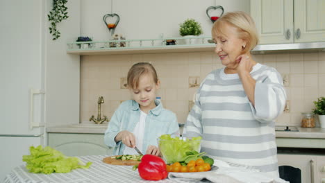 abuela y nieta cocinando juntas