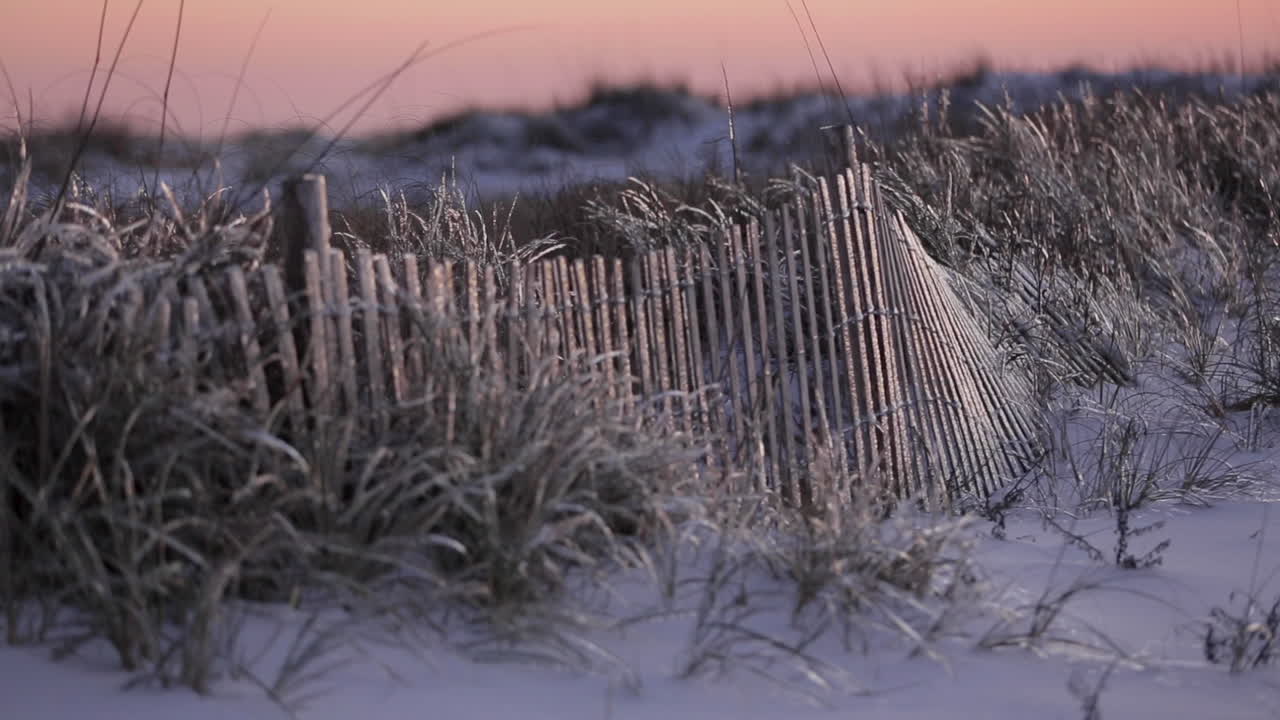 hermosa playa congelada escénica al atardecer