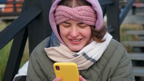 mujer usando teléfono inteligente al aire libre