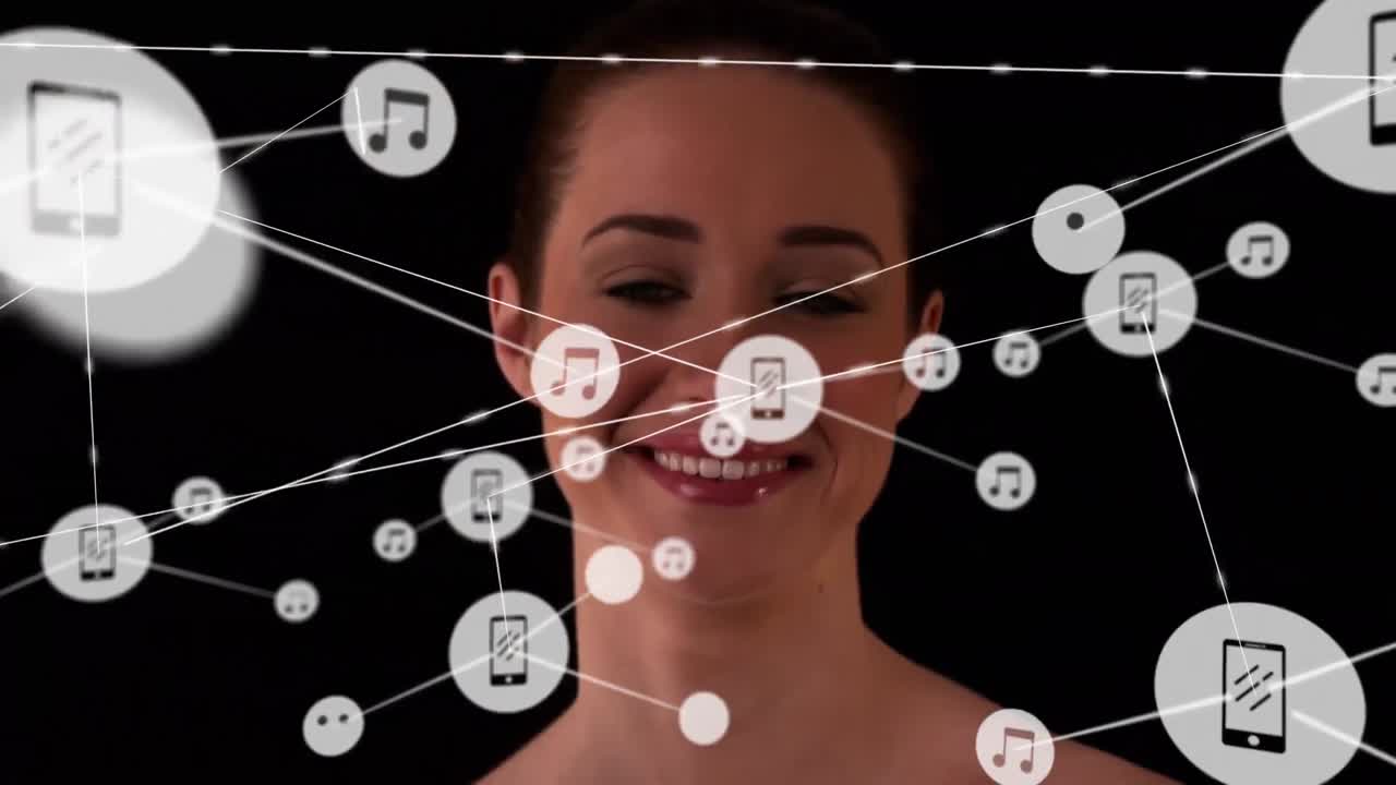 animación de una red de iconos sobre el retrato de una mujer caucásica sonriendo contra un fondo negro