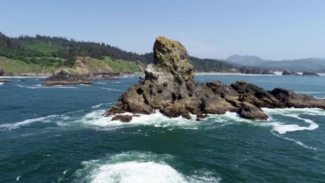 Un-Disparo-De-Un-Dron-En-órbita,-Girando-Alrededor-De-Un-Monte-Marino-Aislado,-Frente-A-La-Costa-De-Oregon-En-El-Noroeste-Del-Pacífico.