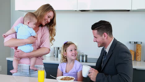 familia feliz tomando el desayuno juntos por la mañana