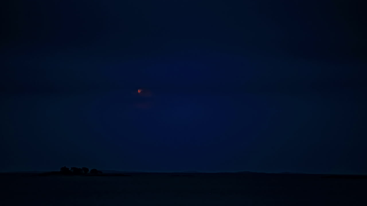 왁싱 만월의 달은 밤의 구름을 통해 상승 - 시간 경과