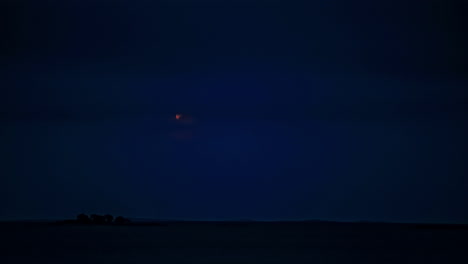 bulan gibbous waxing naik melalui awan malam - time lapse