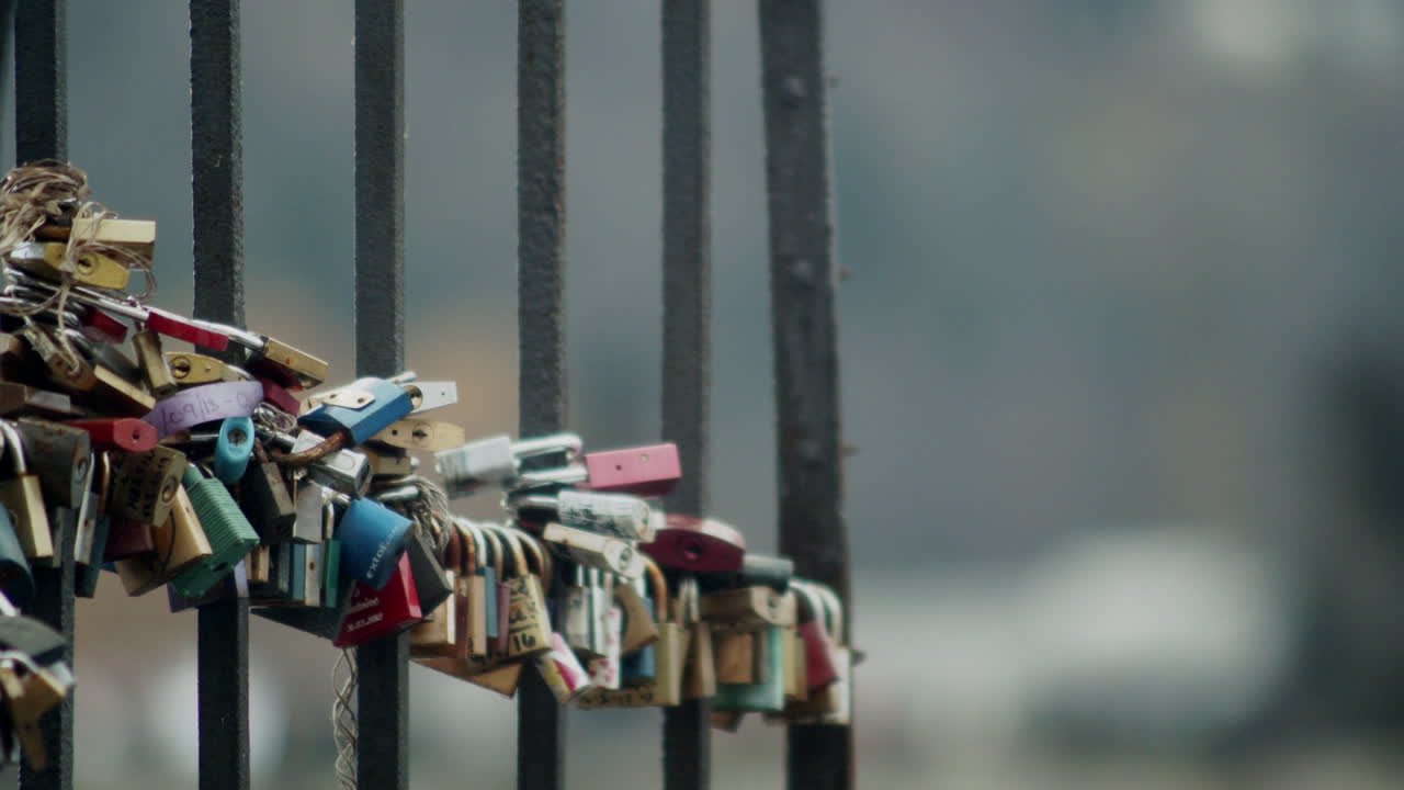 candados coloridos cuelgan en la antigua puerta de hierro, poca profundidad de campo