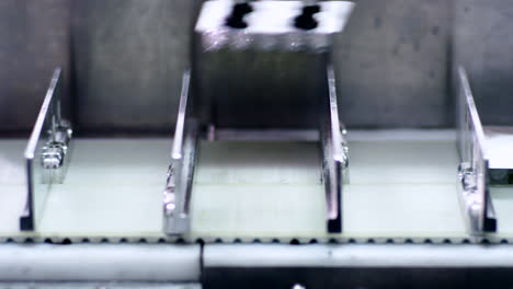 industria farmacéutica, línea de producción automatizada, productos médicos en cintas transportadoras