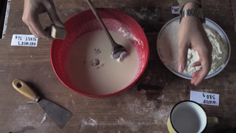 receta de ingredientes de pan de cocina sobre la mesa de madera