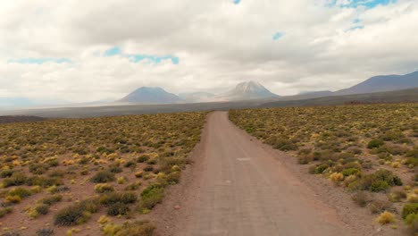 Toma-Aérea-De-Drones-Siguiendo-Un-Camino-De-Tierra-En-El-Desierto-De-Atacama,-Chile,-Sudamérica