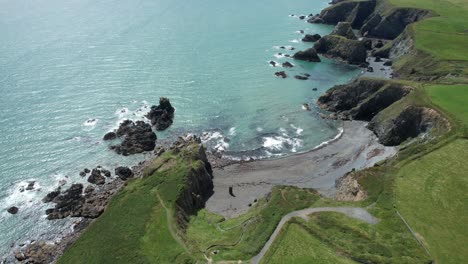 Playa-Aislada-En-Tra-Na-Mbno-Costa-De-Cobre-Waterford-Irlanda-Una-De-Las-Muchas-Playas-A-Lo-Largo-De-La-Unidad-De-La-Costa-De-Cobre-En-Un-Cálido-Día-De-Verano