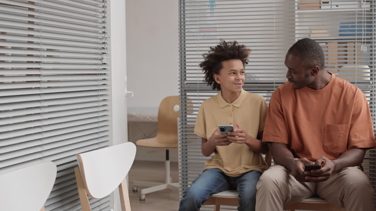 hombre y niño sentados en el pasillo