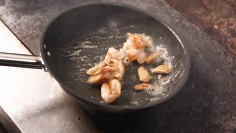 camarones fritos en una sartén
