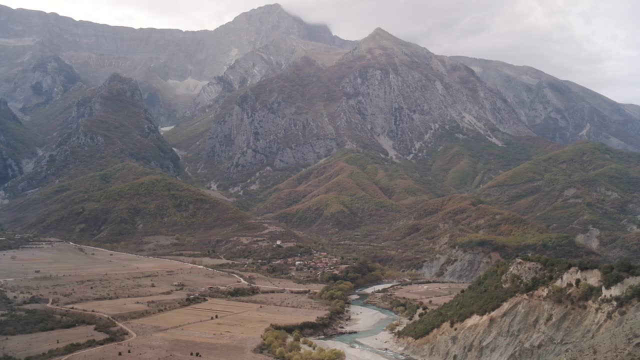 río vjose corriendo junto a los árboles de otoño al amanecer en un viaje por carretera de albania