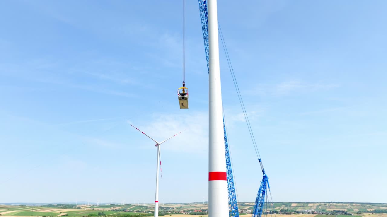 풍력 발전소에 설치하기 위해 크롤러 크레인으로 들어올린 풍력 터빈 나델