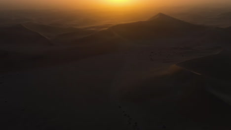 tarde cálida y brumosa en las dunas del desierto de namib, namibia, áfrica - vista aérea